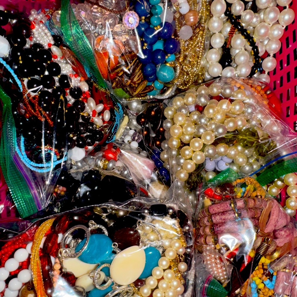 Bag of jewelry 25-40 pieces in each bundle